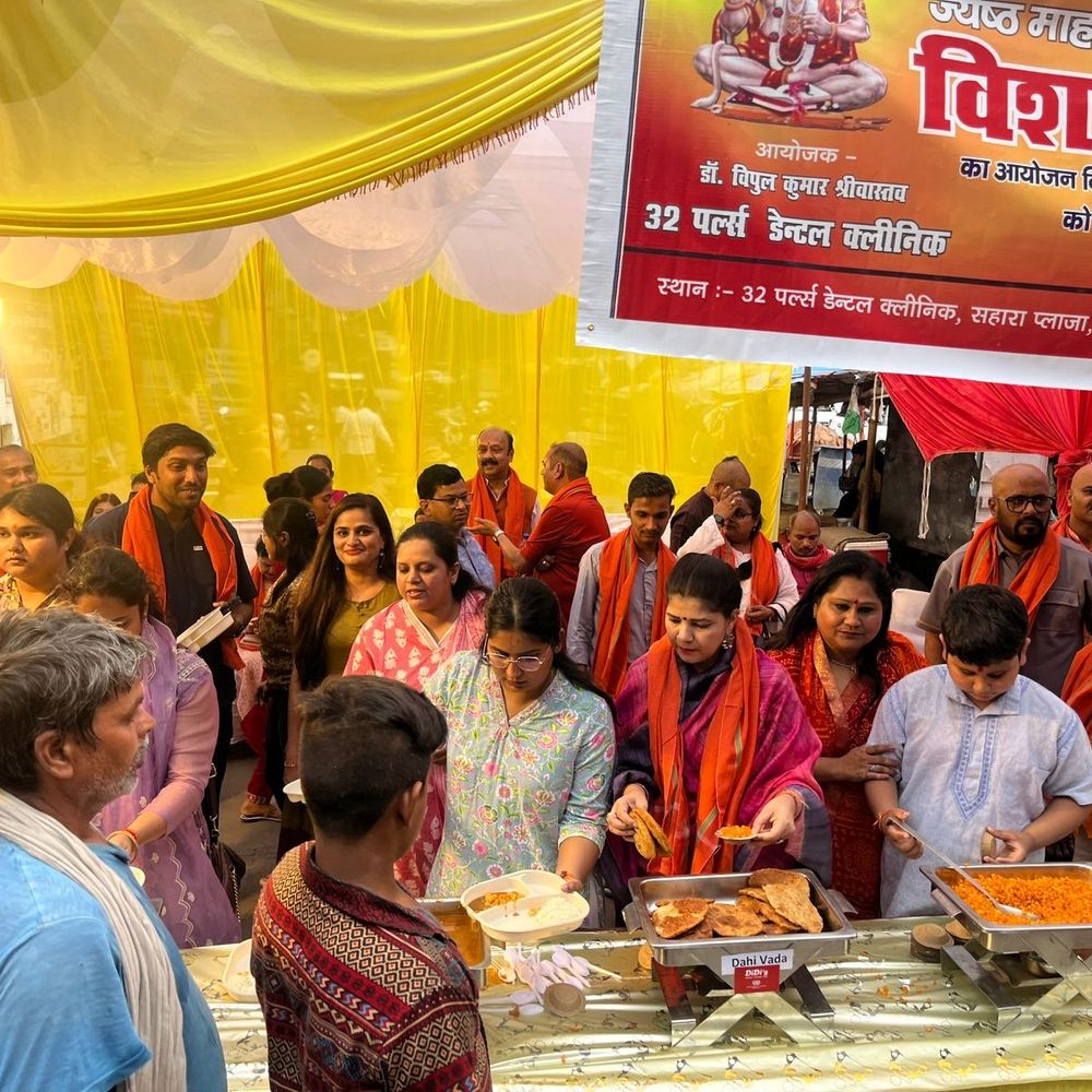 चौथे बड़े मंगल पर भंडारा:लखनऊ के पत्रकार पुरम चौराहे पर हजारों श्रद्धालुओं ने लिया प्रसाद