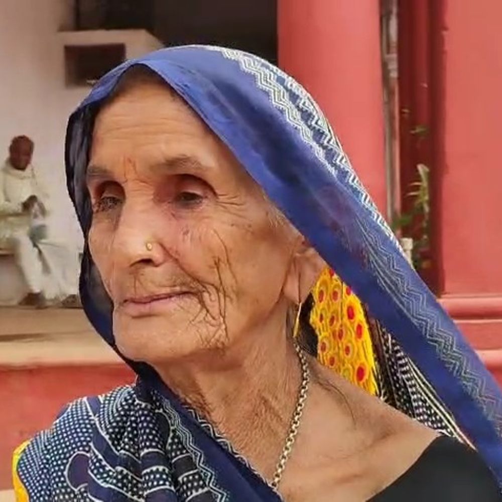 बैंक ने एफडी तोड़कर पैसे देने से किया इनकार:छह दिन में होनी है पोती की शादी, बुजुर्ग महिला ने कलेक्टर से लगाई मदद की गुहार