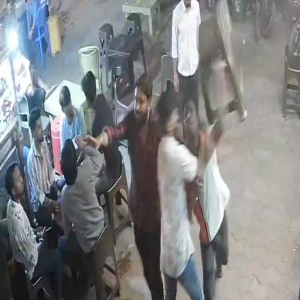 इंदौर में कैफे संचालकों से मारपीट, तोड़फोड़:'हर हफ्ते पैसे दो'- धमकी के बाद बदमाशों ने की तोड़फोड़, केस दर्ज