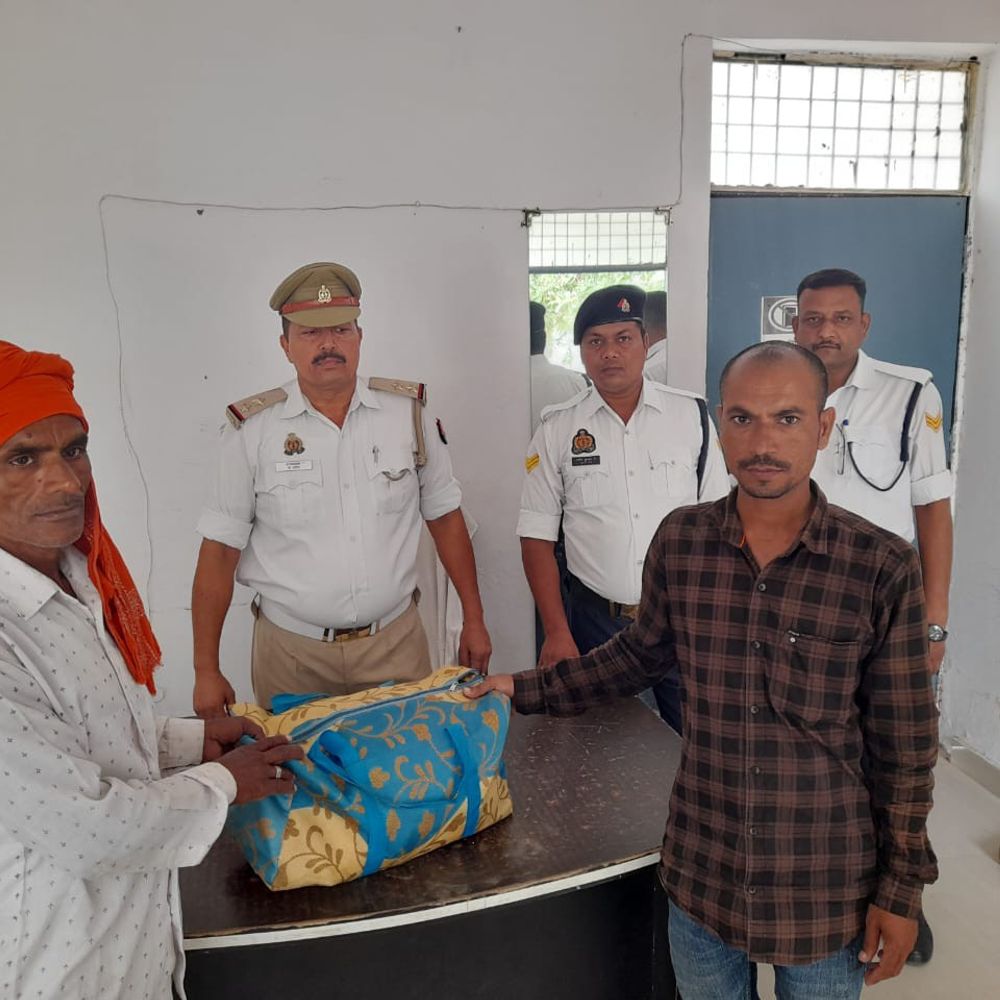 ई-रिक्शा में छूटा बैग मिला:श्रावस्ती यातायात पुलिस ने सीसीटीवी से ढूंढा, मालिक को लौटाया