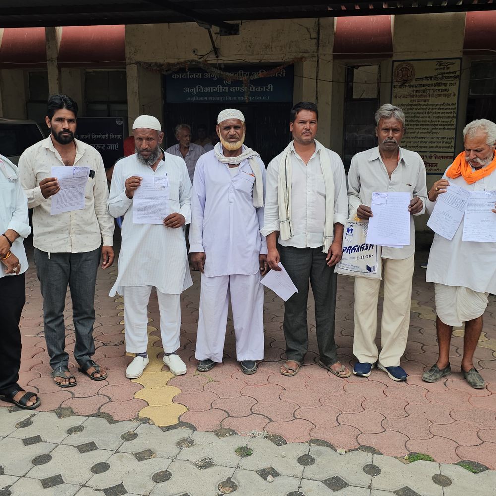स्टोन क्रशर की धूल से फसल को नुकसान:कालापीपल के 30 किसानों ने शाजापुर कलेक्टर को जनसुनवाई में की शिकायत