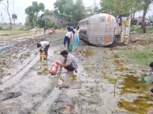 यूपी की बड़ी खबरें:अमेठी में रिफाइंड ऑयल से भरा टैंकर पलटा, बॉल्टी डिब्बों में तेल भरने को मची लूट