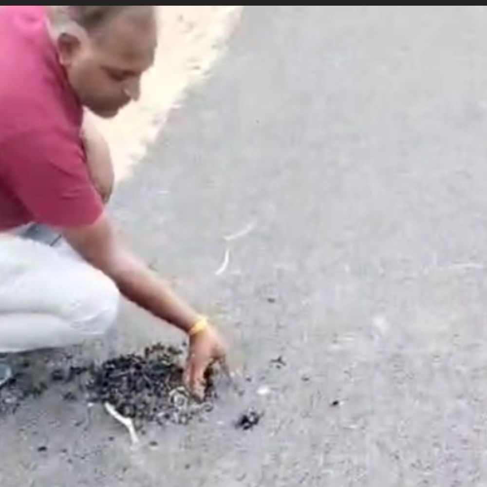 दो दिन पहले बनी सड़क हाथ से उखड़ी, VIDEO:सड़क में लगे पत्थरों में 50% मिट्‌टी, PWD विभाग करा रहा निर्माण
