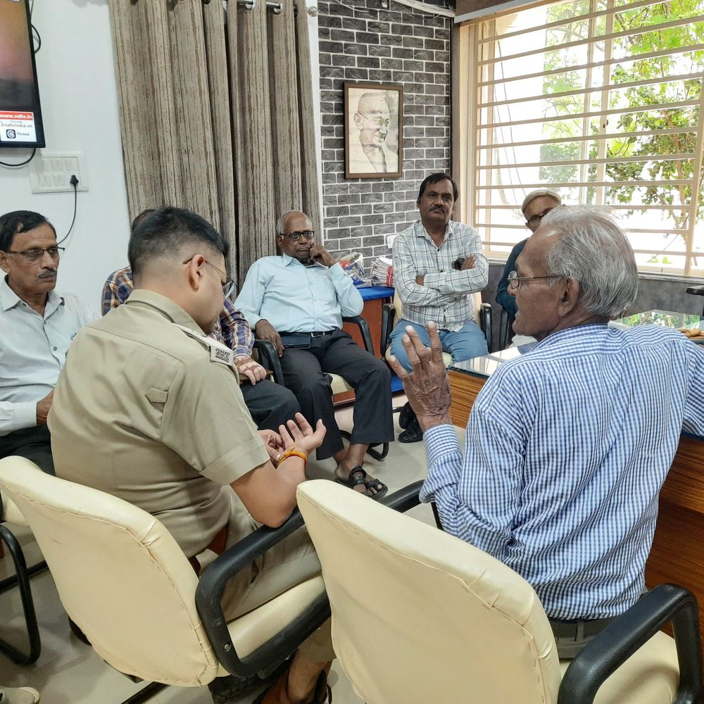 बुजुर्ग को वृद्धाश्रम भेजा, छोटे भाई से 1 लाख दिलाए:आठ बच्चों के पिता का परिवार में समझौता; सीनियर्स से जुड़े 4 मामलों का निपटारा