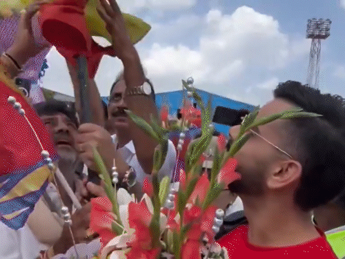 IPL जीतकर बेंगलुरु पहुंची टीम का एयरपोर्ट पर ग्रैंड वेलकम:विधानसभा तक रोड शो, बस में टीम के साथ डिप्टी सीएम और कोहली; सड़क पर हजारों लोग जमा