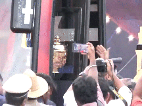 IPL चैंपियन RCB का ग्रैंड सेलिब्रेशन:विक्ट्री परेड में लाखों फैंस उमड़े, कोहली बोले- हमने कर दिखाया; कर्नाटक CM ने सम्मानित किया