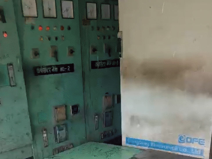 सब स्टेशन में गंदगी, टूटी छत देख ऊर्जा मंत्री नाराज:जूनियर इंजीनियर का इंक्रीमेंट रोका, लोगों से पूछा-बिजली तो नहीं जाती
