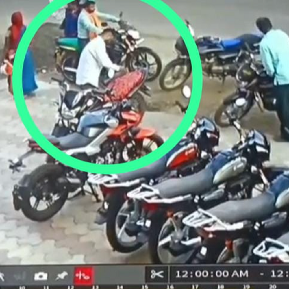 नई गाड़ी देखने आए शख्स से सवा लाख की चोरी:कार में सवार होकर फरार हुआ चोर; डिक्की से पैसे निकालते हुए सीसीटीवी में कैद हुआ