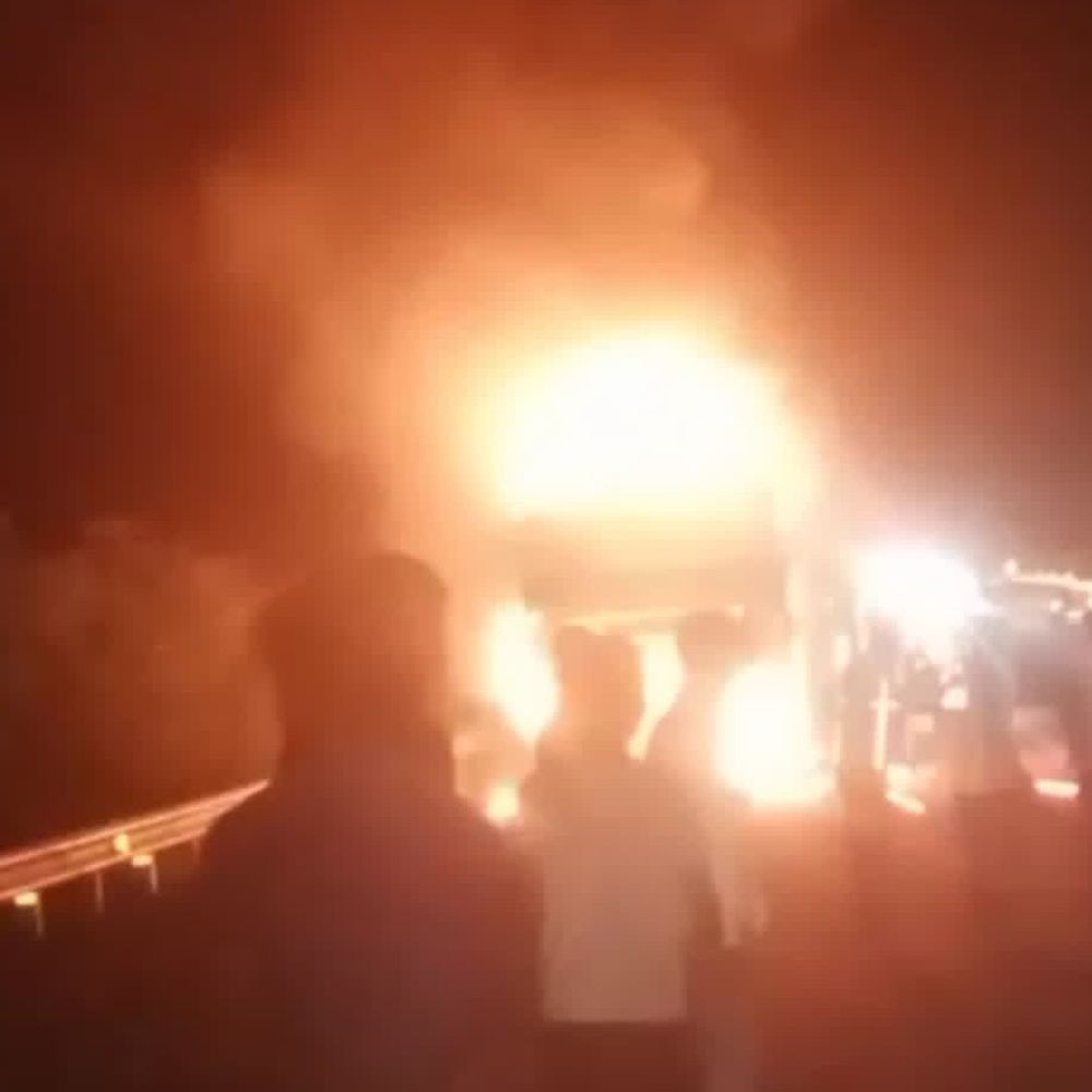 यमुना एक्सप्रेस-वे पर डबल डेकर बस में लगी आग:दिल्ली से बिहार जा रही थी, यात्रियों ने कूदकर बचाई जान