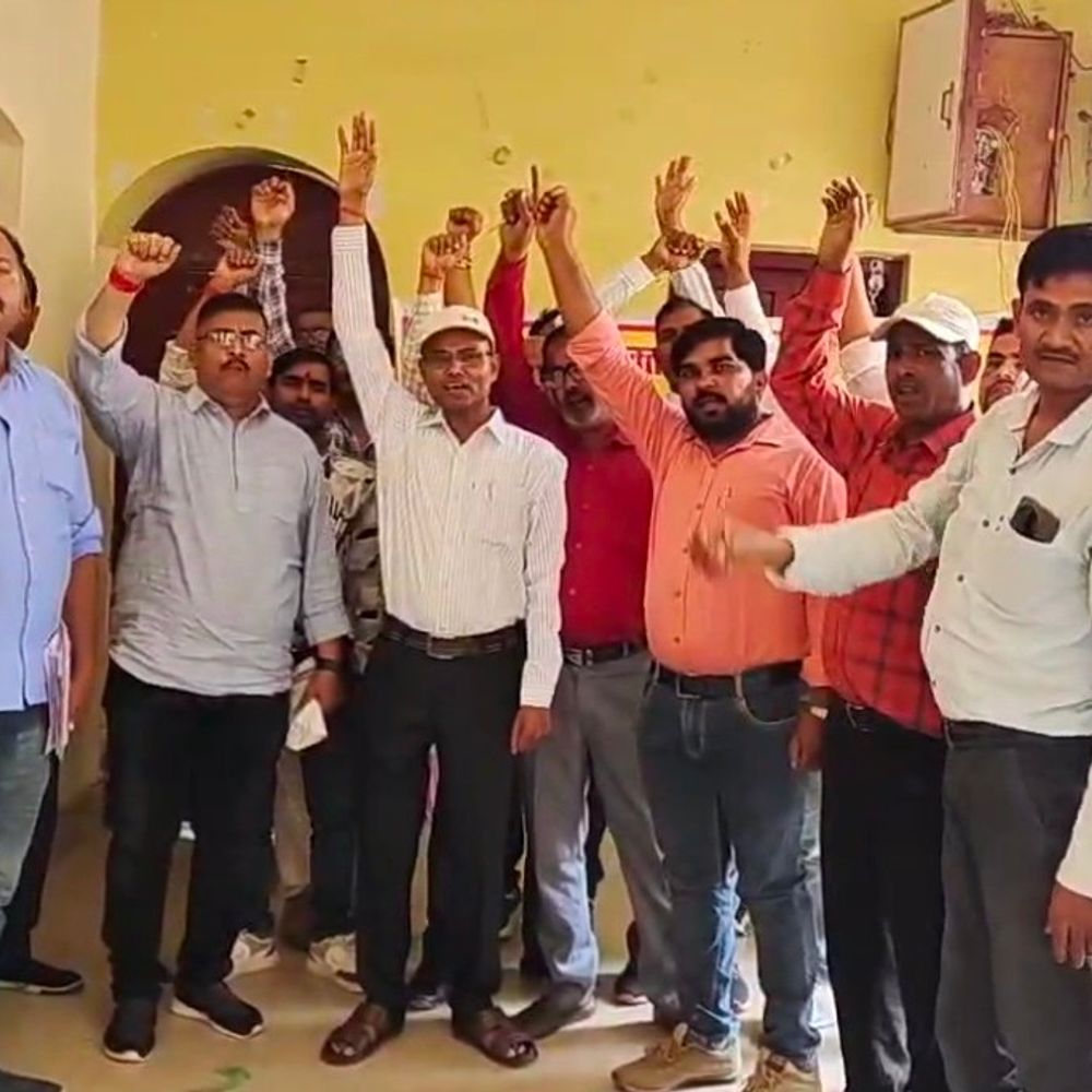 सिंचाई विभाग में कई पदों की समाप्ति का विरोध:लखीमपुर में कर्मचारियों का धरना, सीएम को भेजा ज्ञापन
