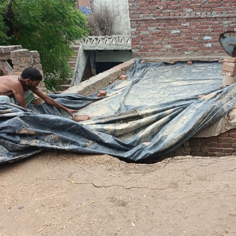 मथुरा में गरीब परिवार की कच्ची छत गिरी:बारिश में बाल-बाल बचा परिवार, तिरपाल के नीचे रहने को मजबूर