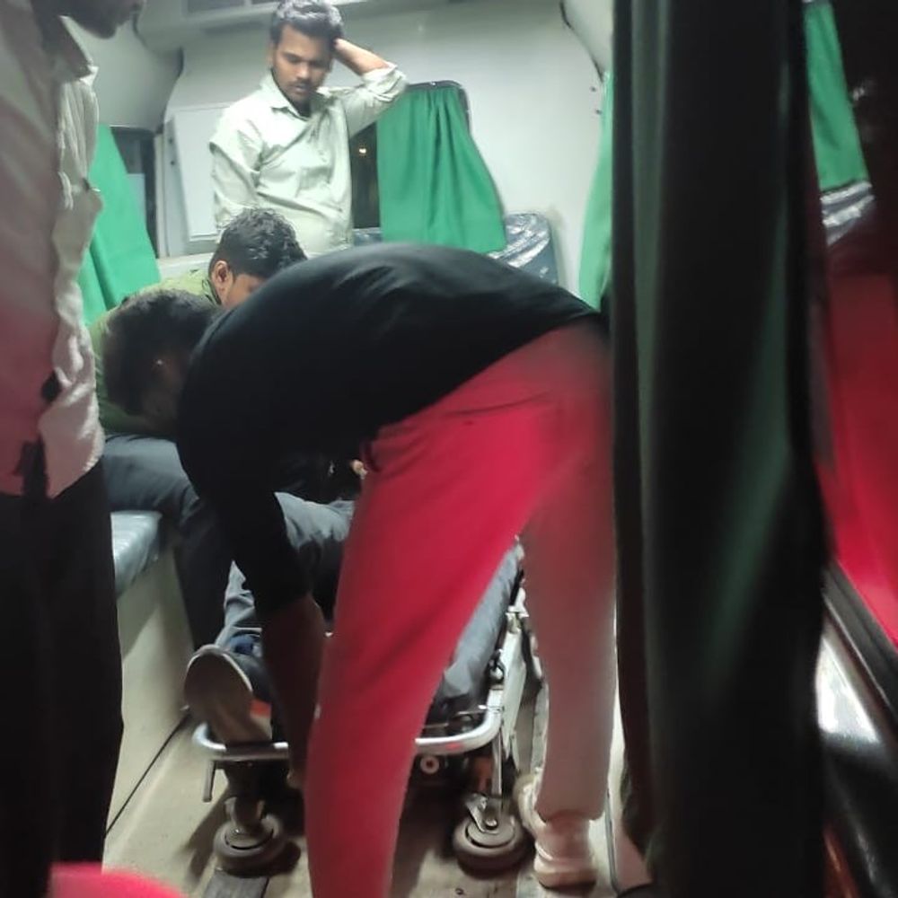 अर्टिगा ने बाइक को मारी टक्कर:प्रतापगढ़ में सड़क हादसा, दो घायल युवक का हाथ टूटा, गाय भी घायल