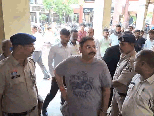 शराब घोटाला मामला:विजय भाटिया को कोर्ट में पेश करेगी EOW, अफसरों ने पप्पू और विजय को आमने-सामने बिठाकर की पूछताछ