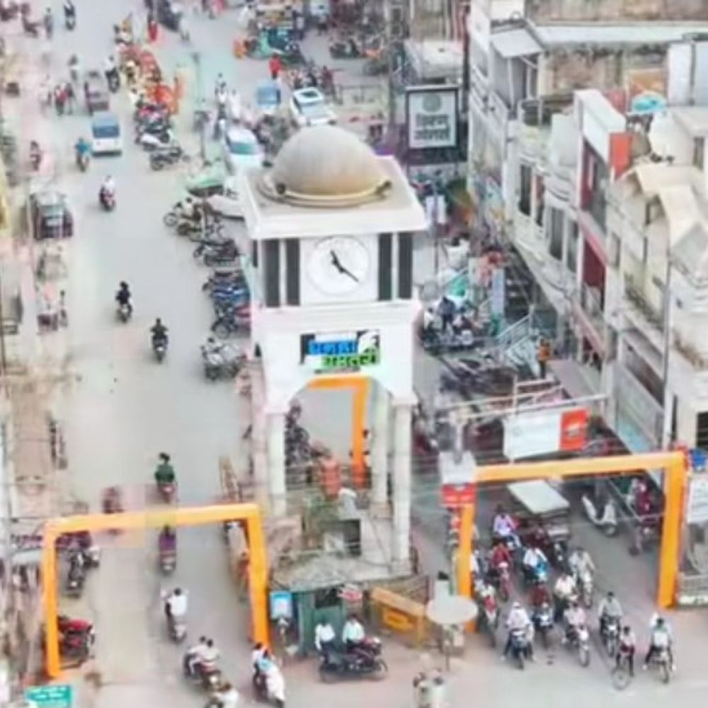 शहर के चौक में लगी घड़ी 5 महीने से बंद:स्थानीय युवक बोला- समय बलवान होता है, इसके साथ राजनीति ना हो; VIDEO वायरल