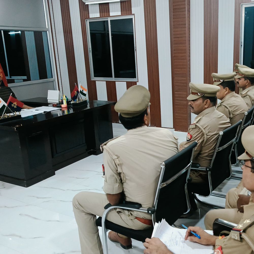 मऊ में विवेचनाओं की समीक्षा:एसपी ने दिए त्योहारों पर सुरक्षा के निर्देश, सोशल मीडिया पर रखें नजर