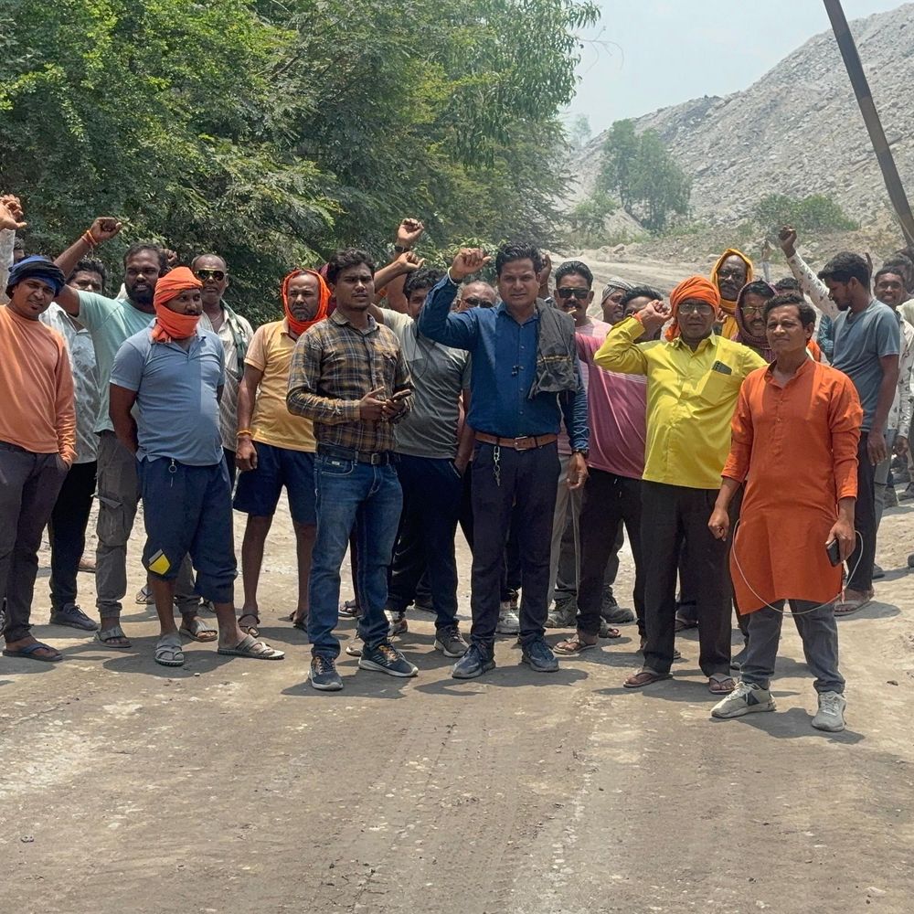 5 गांवों के ग्रामीणों ने मानिकपुर खदान की गाड़ियां रोकी:कोरबा में उड़ती राखड़ से परेशान, नियमों की अनदेखी का आरोप; काम बंद की मांग
