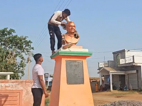 पूर्व प्रधानमंत्री अटल की प्रतिमा पर डाली जूतों की माला:खैरागढ़ में रात के अंधेरे में वारदात, ग्रामीण आक्रोशित; कांग्रेस ने की कार्रवाई की मांग