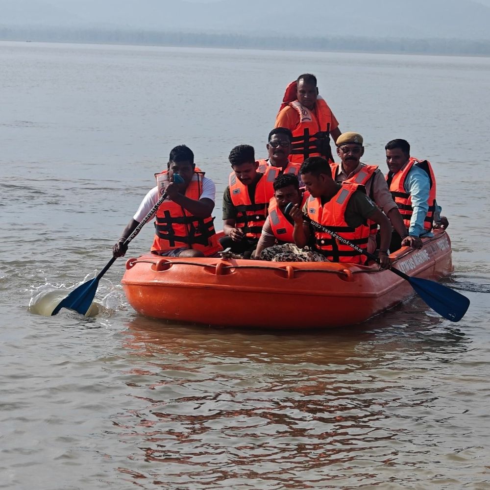 मुंगेली में मानसून से पहले आपदा प्रबंधन की तैयारी:खुड़िया बांध में नगर सेना ने मॉक ड्रिल; बाढ़ में फंसे लोगों को बचाया