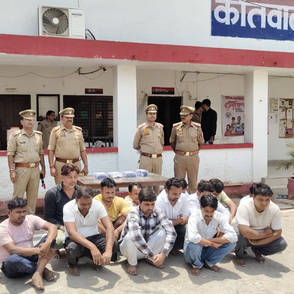 जालौन में जुआ खेलते पकड़े गए 13 लोग:मैरिज होम के पास छापेमारी में 3.85 लाख रुपए समेत 12 मोबाइल जब्त