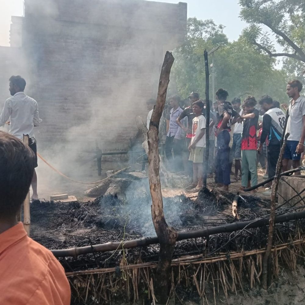 सीतापुर में किसान की झोपड़ी में लगी आग:घरेलू सामान जलकर राख, ग्रामीणों ने पाया आग पर काबू