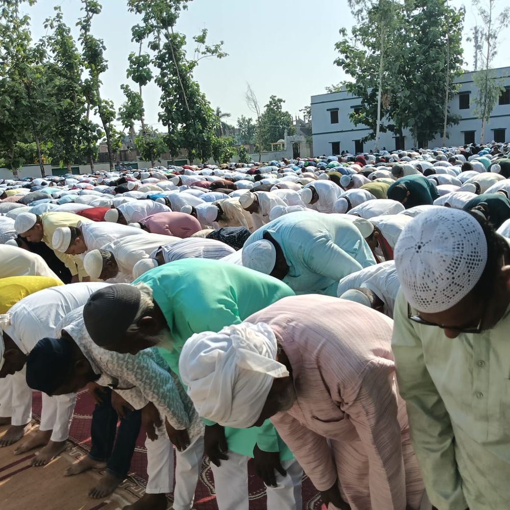 महराजगंज में बकरीद की नमाज:सीमावर्ती और संवेदनशील क्षेत्रों में ड्रोन से निगरानी, पुलिस तैनात