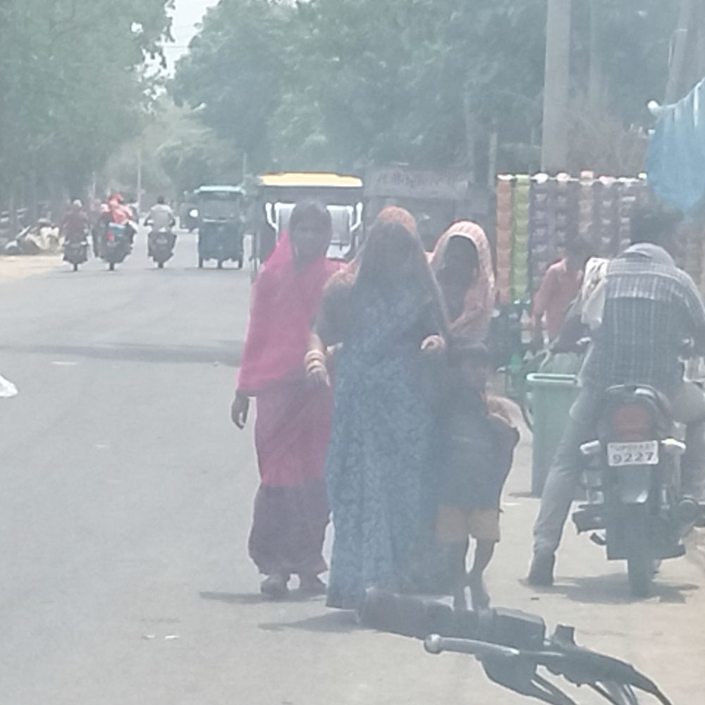 बलिया में तापमान 38 डिग्री पर आया:सुबह छाए रहे बादल, फिर निकली तेज धूप, सड़क पर दिखे कम लोग
