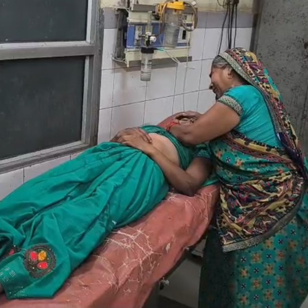 एटा में बाइक से गिरी महिला:दावत से लौटते समय हुआ हादसा, मौके पर मौत, पोस्टमार्टम के लिए भेजा शव