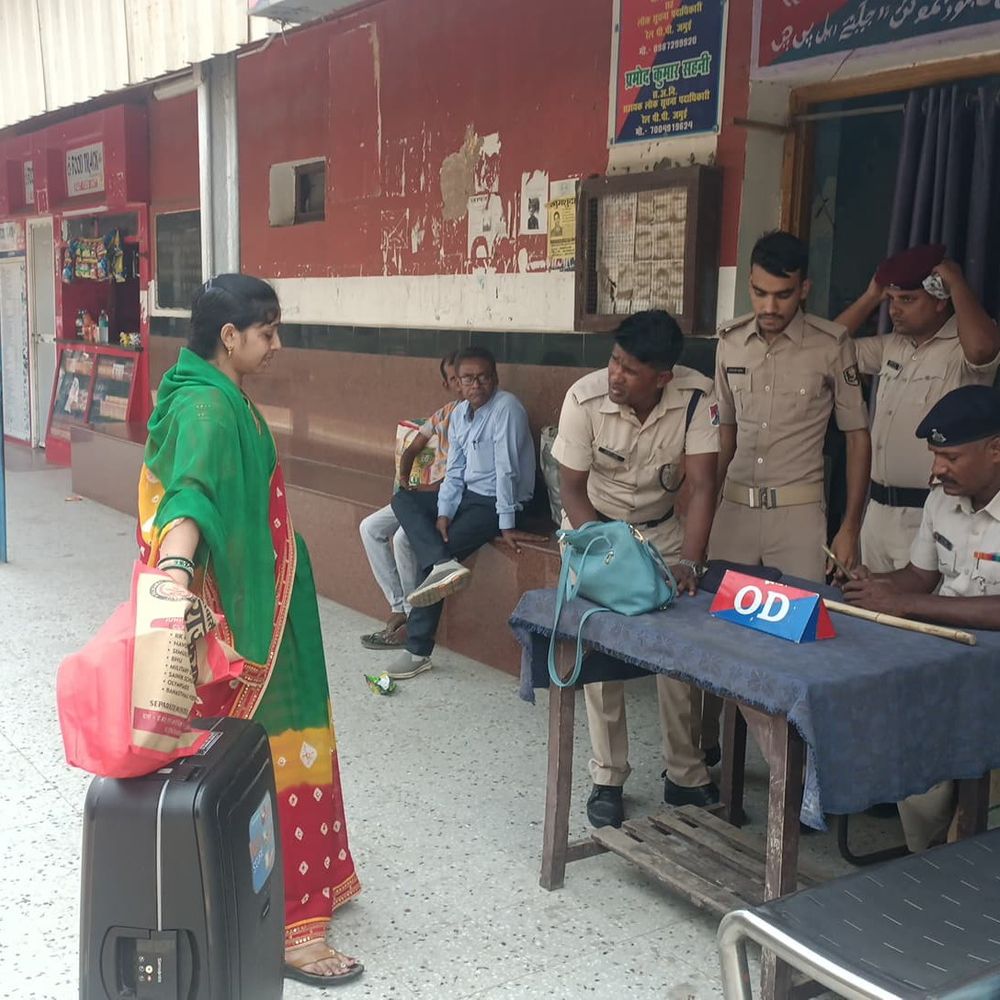 चलती ट्रेन से कूदकर पति-पत्नी ने चोर को पकड़ा:जमुई रेलवे स्टेशन पर धराया अंतर-जिला पेशेवर चोर, जीआरपी ने किया गिरफ्तार