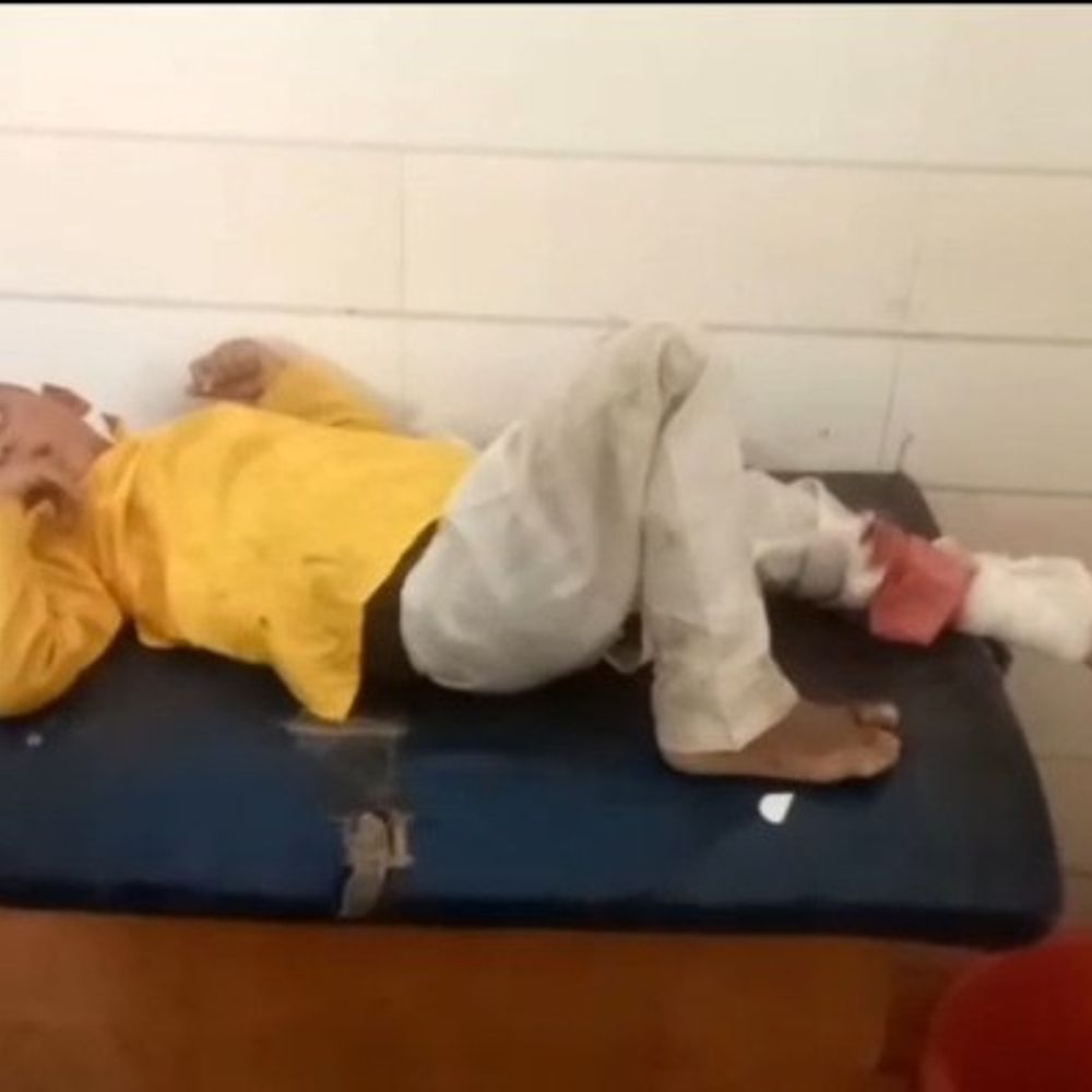 अमेठी में कार ने बाइक को मारी टक्कर:तीन लोग गंभीर घायल, कार चालक हिरासत में