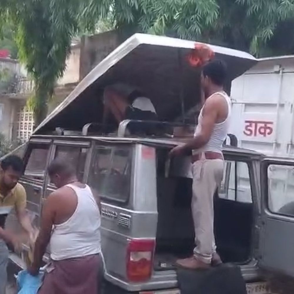 बोलेरो की छत काटकर शराब की तस्करी, एक गिरफ्तार:बक्सर में वाहन के गुप्त तहखाने से 250 लीटर विदेशी शराब बरामद