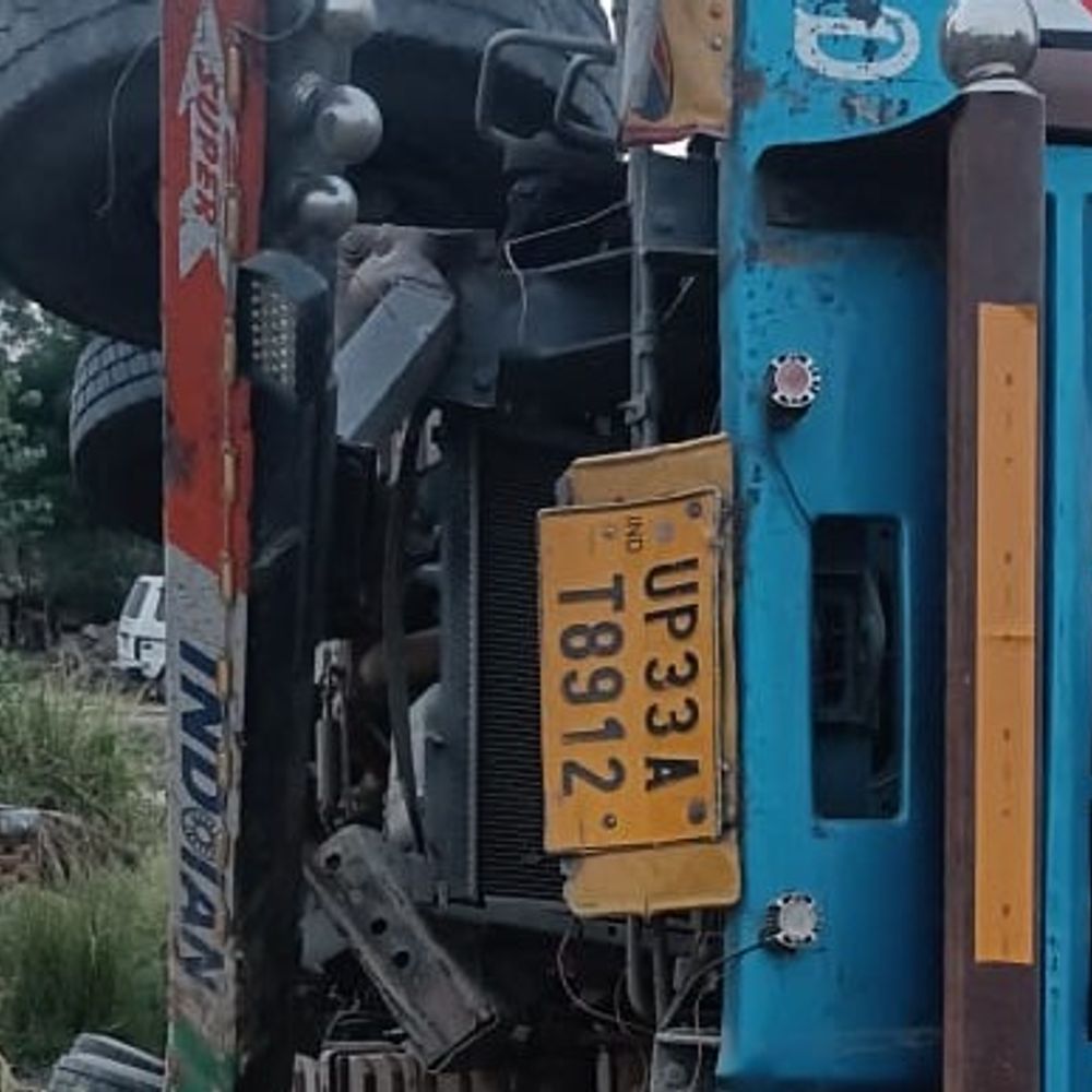 अमेठी में ट्रक-बाइक की टक्कर:सीमेंट लदा ट्रक पलटा, दो युवक एम्स रेफर, चालक फरार