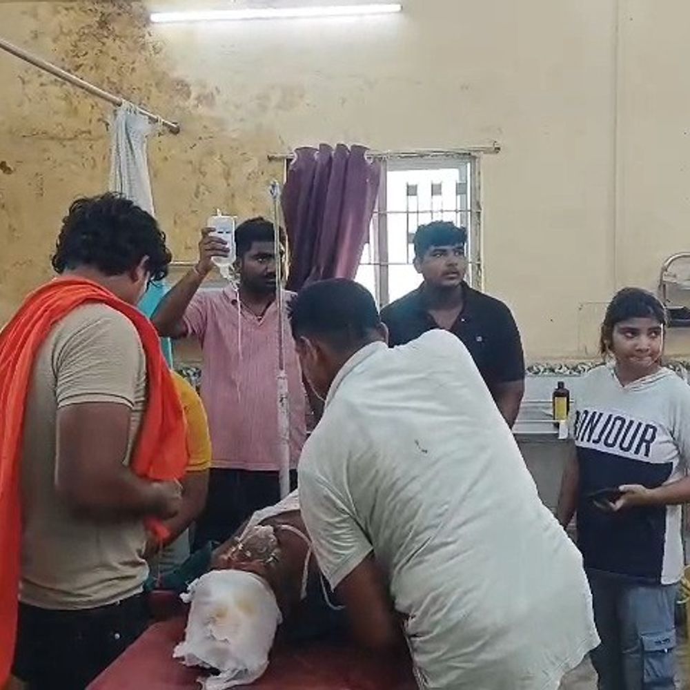 जमीनी विवाद में रिटायर्ड अधिकारी पर हमला, गंभीर:गोपालगंज में पड़ोसी ने लोहे की रॉड से किया वार, गोरखपुर रेफर