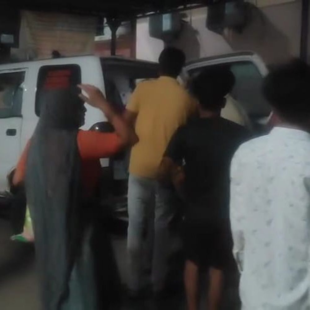 ललितपुर में बोलेरो पलटने से चालक की मौत:दो लोग घायल; जेसीबी के टायर खरीदने जा रहे थे मध्य प्रदेश
