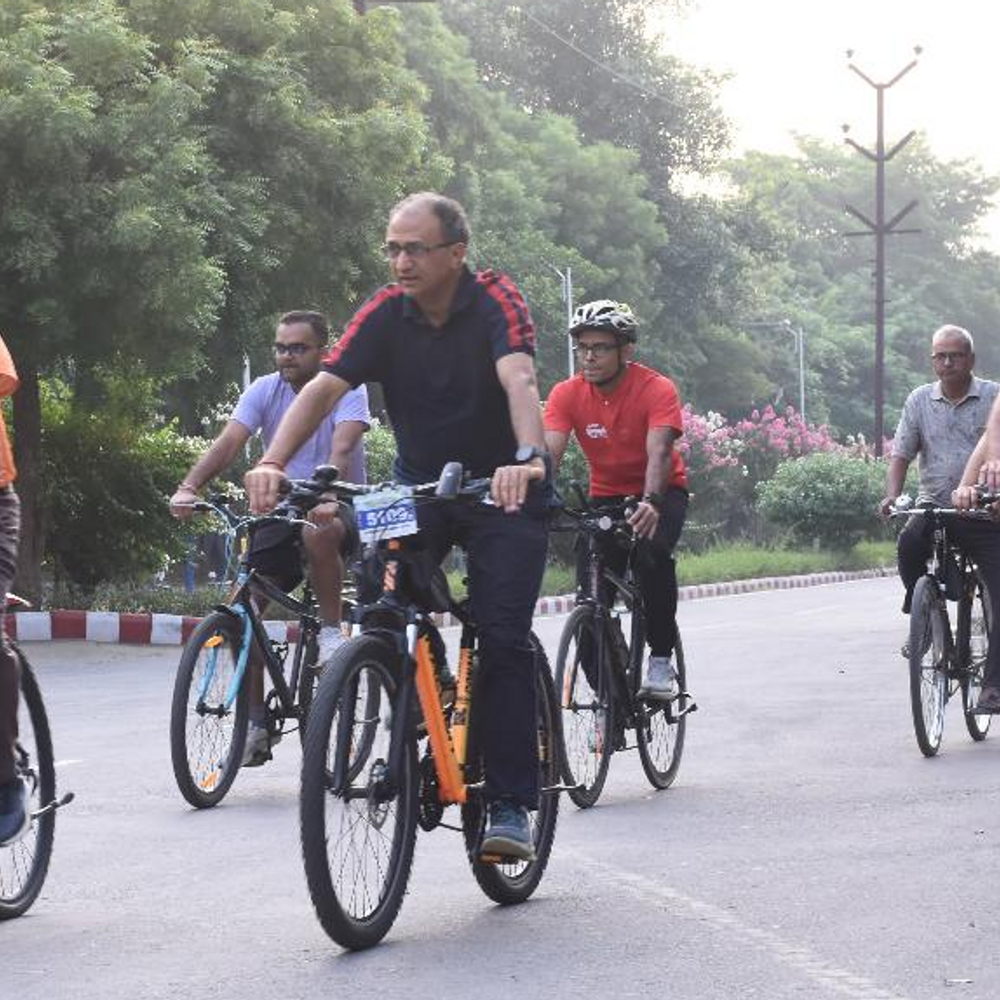 रेलवे के "Sundays on Cycle" में निकले अफसर:एनसीआर ने फिट इंडिया साइकिल रैली का आयोजन किया, जीएम ने साइकिल चलाई