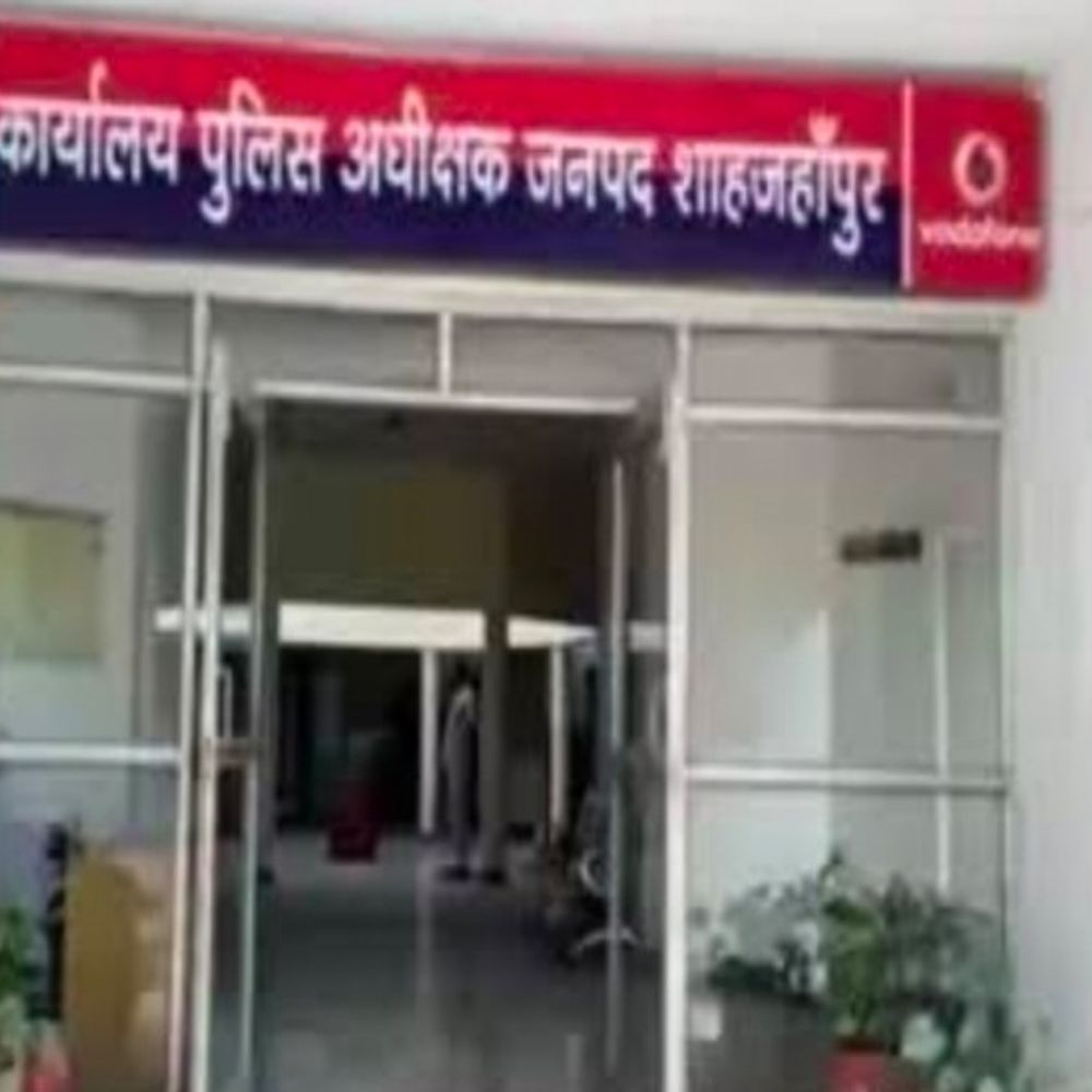 शाहजहांपुर में खड़े ट्रक से टकराई कार:तीन की मौत, 2 गंभीर घायल, गोरखपुर से घूमने जा रहे थे नैनीताल