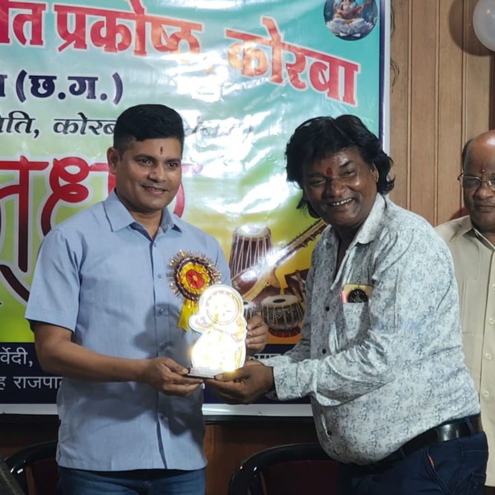कोरबा के साहित्य भवन में सुर मधुर संगीत की शाम:कलाकारों की प्रतिभाओं को मिला मंच; महापौर ने गाना गाकर बांधा समां