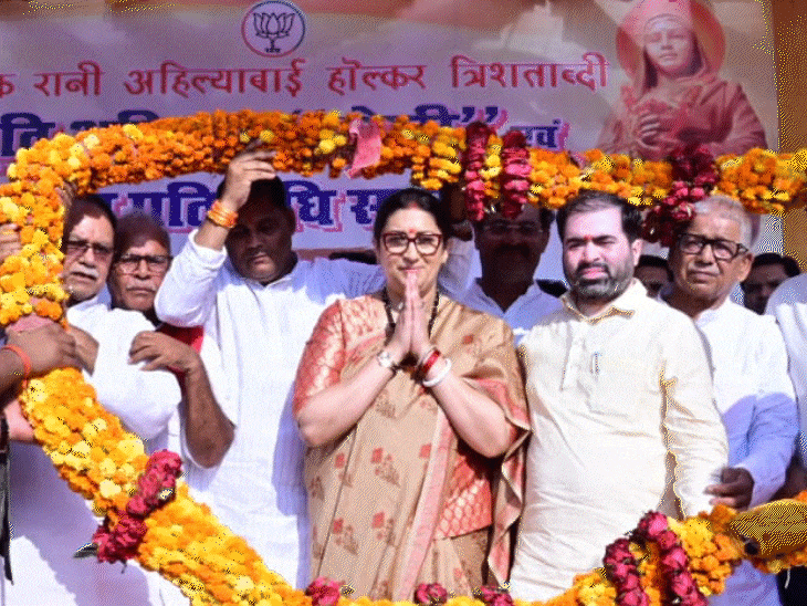 बदली-बदली नजर आ रहीं 355 दिन बाद अमेठी लौटीं स्मृति:राहुल और गांधी परिवार पर अटैक नहीं, BJP कार्यकर्ता बोले- दीदी, विभीषण को पहचानें