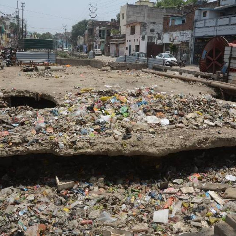 कानपुर के नाले कूड़े से पटे:सीसामऊ और सीओडी में गंदगी का अंबार, 8.14 करोड़ खर्च किए जा रहे सफाई में