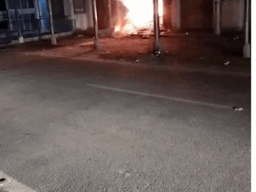 मेरठ के मवाना में एटीएम में लगी आग:लोगों ने बाल्टी से पानी डालकर बुझाई
