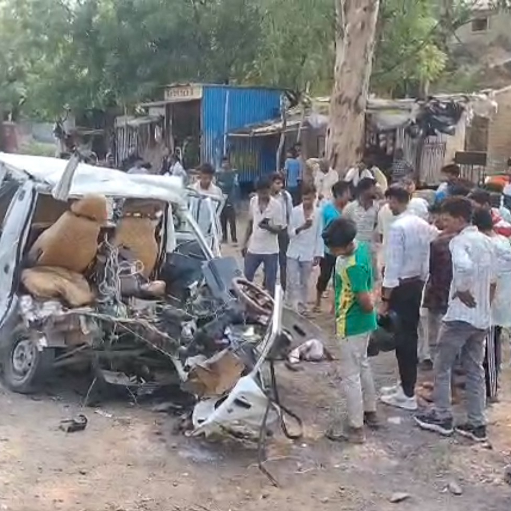 हमीरपुर में वैन ट्रक से टकराई, 11 लोग घायल:अमरोहा से महोबा जा रहे थे सभी, दो की हालत नाजुक