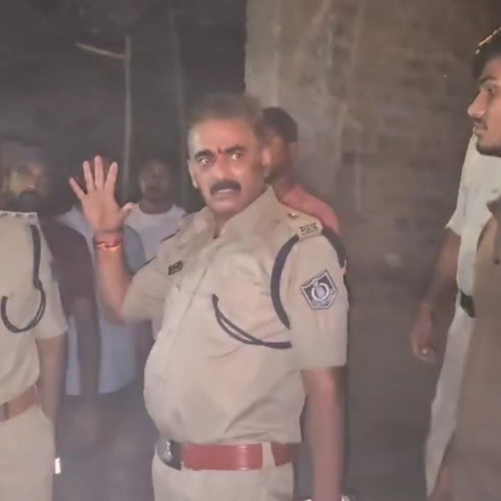 8 साल की बच्ची से छेड़खानी, विरोध में पथरिया बंद:दमोह में दो बदमाशों ने हाथ पकड़ कर खींचा, नाखून मारकर भागी