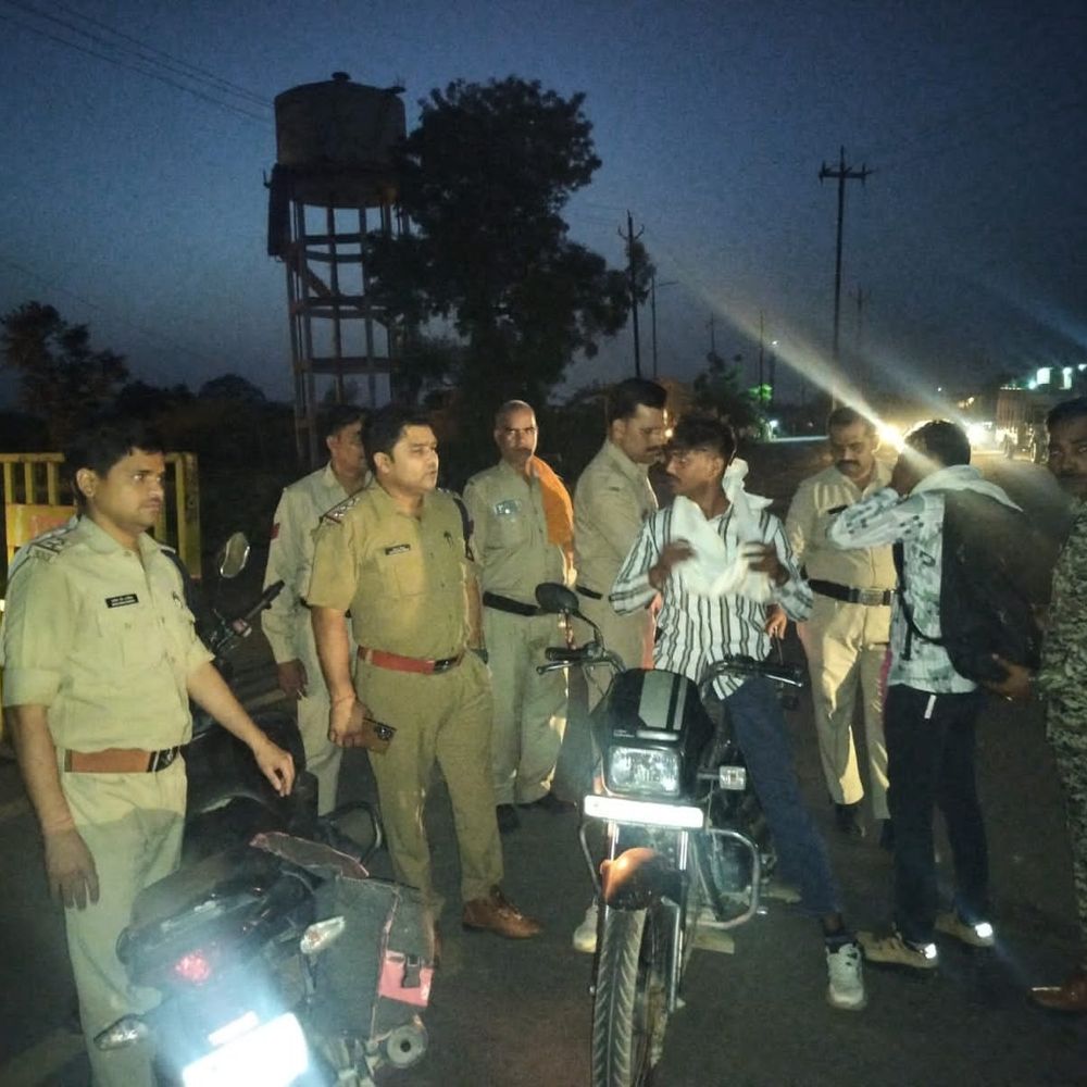 दतिया में ट्रैफिक पुलिस ने 58 वाहनों के काटे चालान:27 हजार रुपए जुर्माना वसूला; नंबर प्लेट, हूटर और स्टिकर पर रखी नजर