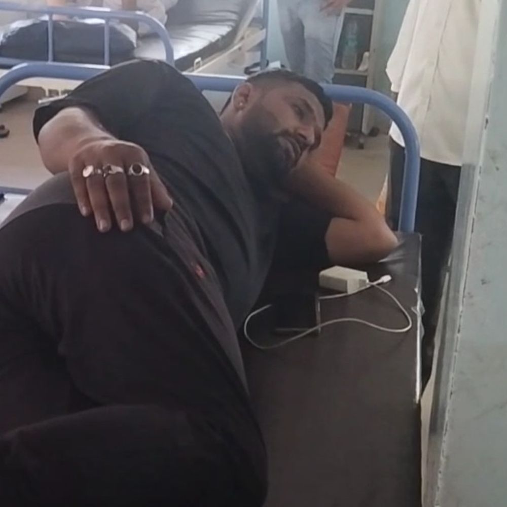 रुपयों के विवाद में ठेकेदार पर चाकू से हमला:देवास में निर्माणधीन मकान मालिक के बेटे ने किया वार; दोस्त ने पहुंचाया अस्पताल