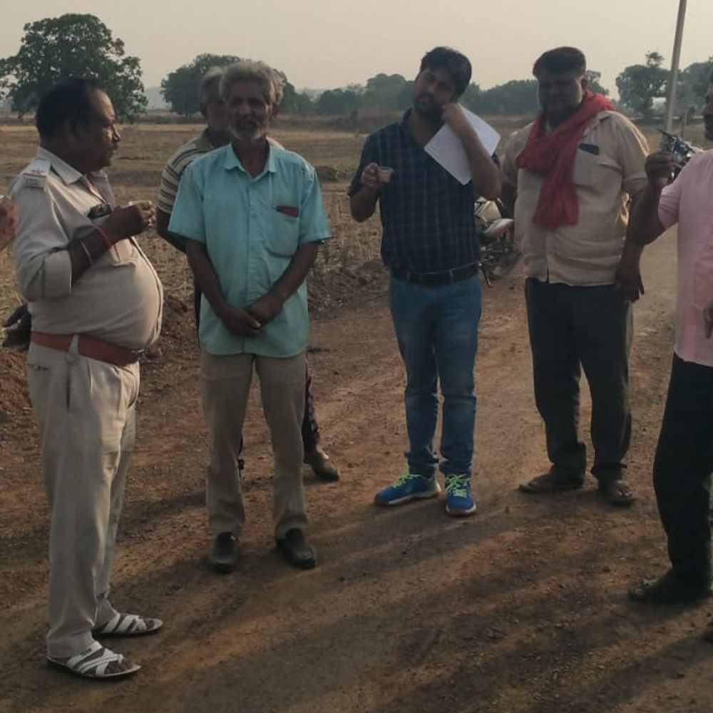 सतना में बिजली तार चोरी की कोशिश नाकाम:गाड़ी और कटर छोड़कर भागे बदमाश, 53 खंभों की तार बरामद