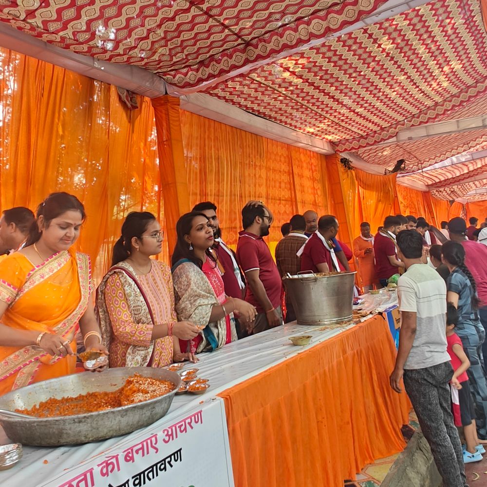 लखनऊ में DRI का धार्मिक आयोजन:लोहिया पार्क के सामने हजारों लोगों ने लिया भंडारे में हिस्सा