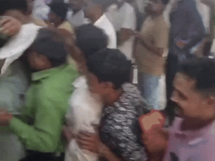 सतना रेलवे स्टेशन पर तत्काल टिकट के लिए धक्का-मुक्की, VIDEO:सुबह 4 बजे से लग रही लाइन, शटर खुलते ही मारामारी शुरू; सुरक्षा गार्ड गायब