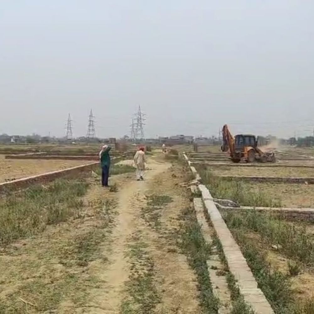 प्रयागराज में अवैध प्लाटिंग पर कार्रवाई:PDA ने 40 बीघा जमीन कराई खाली, बुलडोजर से ध्वस्त की प्लाटिंग