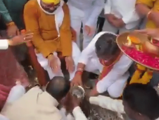 छिंदवाड़ा में भाजपा सांसद ने कार्यकर्ताओं से पैर धुलवाए:कांग्रेस बोली- ये नेता जनता को गुलाम और खुद को डायरेक्ट भगवान समझ रहे