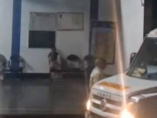 बैगा समाज के बारातियों से भरी बस ट्रैक्टर से टकराई:एक की मौत; 12 घायल, 7 की हालत गंभीर, मंडला के ग्राम ग्वारा में हादसा