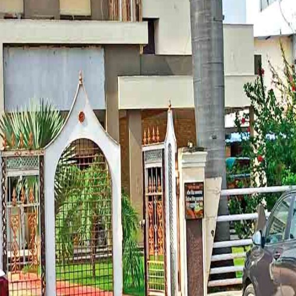 गरीबों के राशन में सेंध:आलीशान घर, सवा सौ बीघा जमीन वाला "गरीब' एमआईसी सदस्य भी पात्रता पर्ची का लाभार्थी